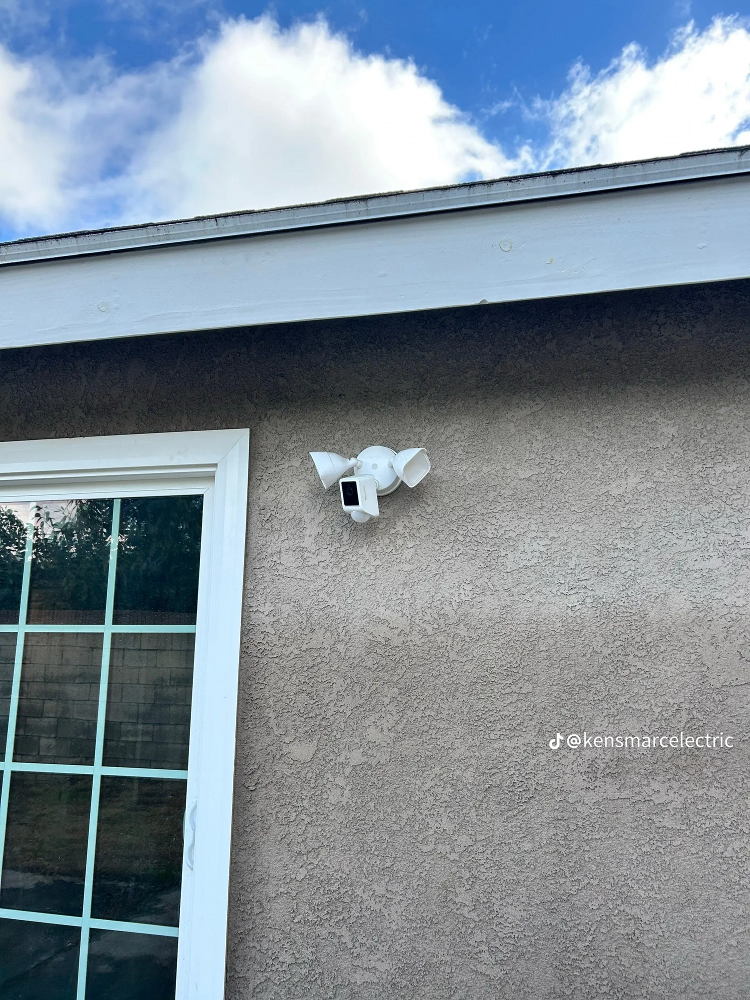 Kensmarc Electric exterior security camera and light installation